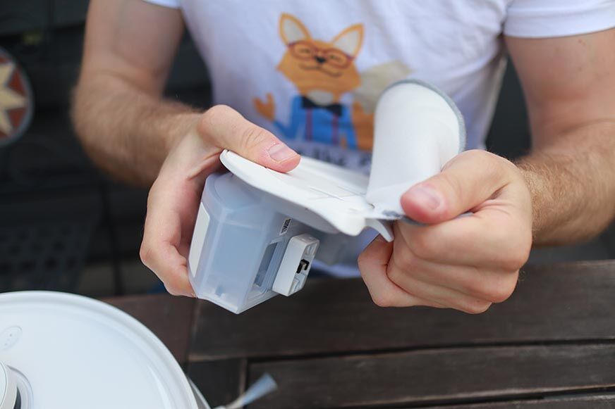 Das Wischtuch des Ecovacs Deebot T10 wird mit Hilfe des Klettverschlusses befestigt.